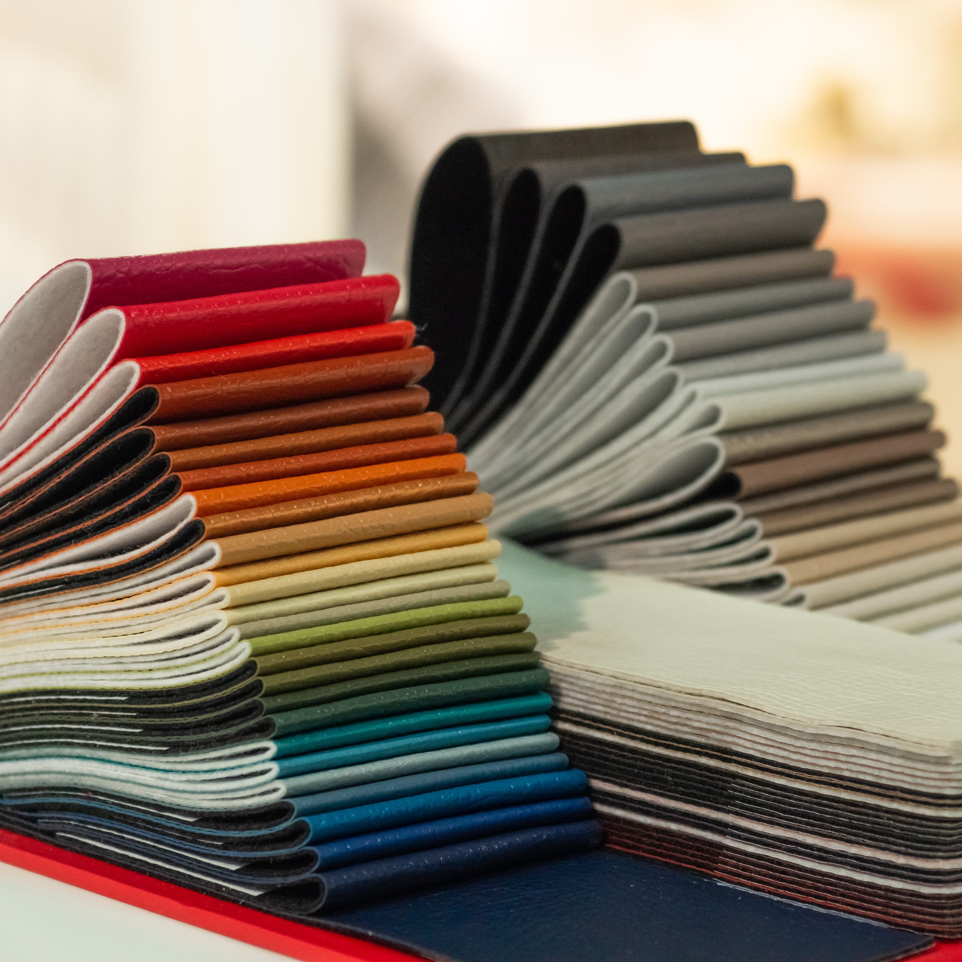 Dormitorio luminoso en Ciudad Real con ropa de hogar renovada, colchas suaves, cojines decorativos y cortinas elegantes de tienda textil