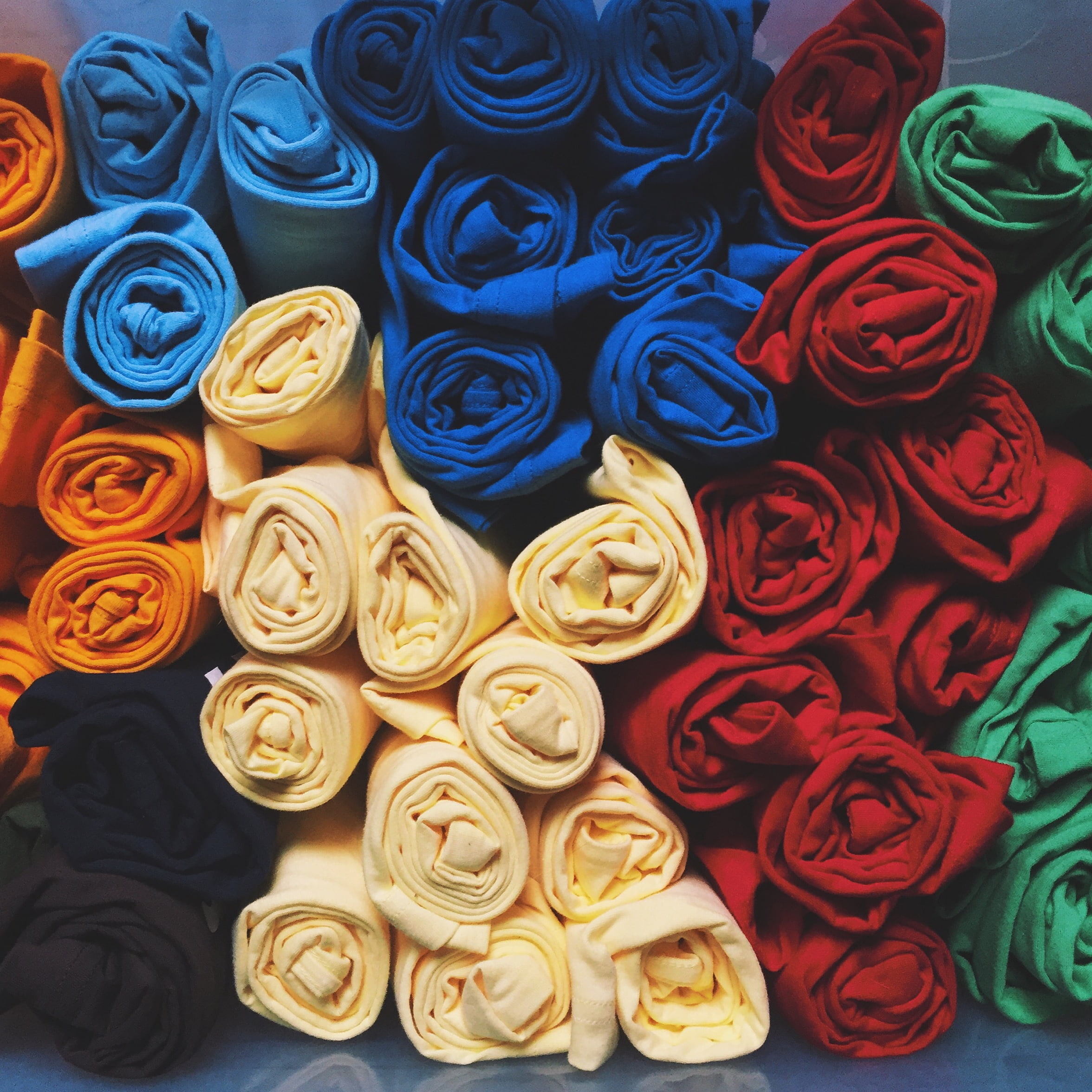 Vista general de una tienda textil con expositores de telas, ropa de hogar y accesorios decorativos, ambiente acogedor en Ciudad Real